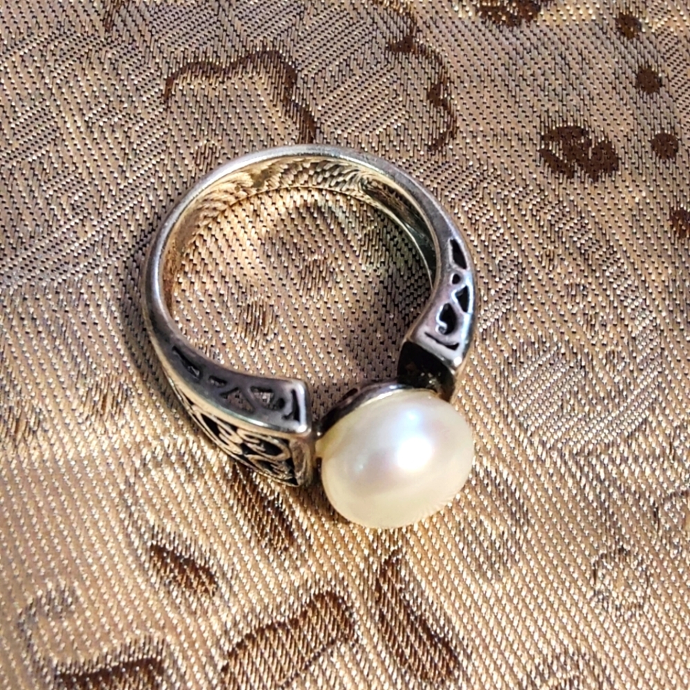 ✨ Collins Fine Jewelry | Silver ring with synthetic pearl.